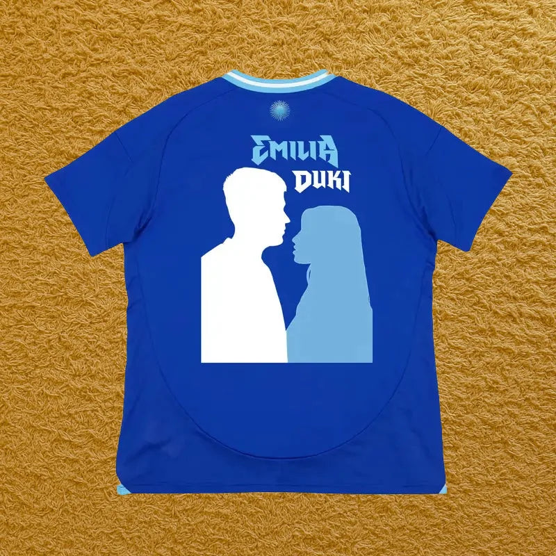 Camiseta Argentina edición Duki y Emilia, vista trasera