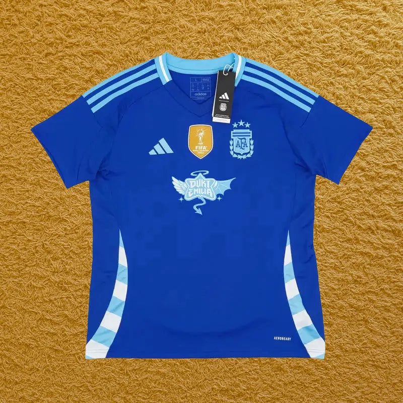 Camiseta Argentina edición Duki y Emilia, vista frontal