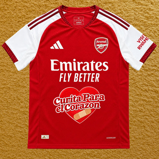 Camiseta Arsenal edición Zhamira Zambrano, vista frontal